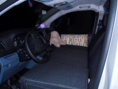 Un lit d'appoint qui s'installe sur les sièges avant, idéal pour un enfant