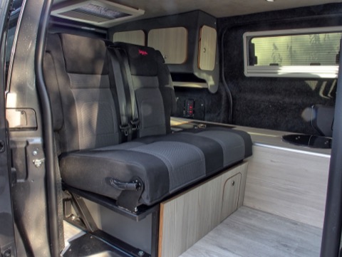 Avec stores occultant et moustiquaire
