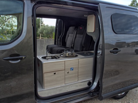 Cuisson, évier et réfrigérateur accessible depuis la porte latérale gauche
