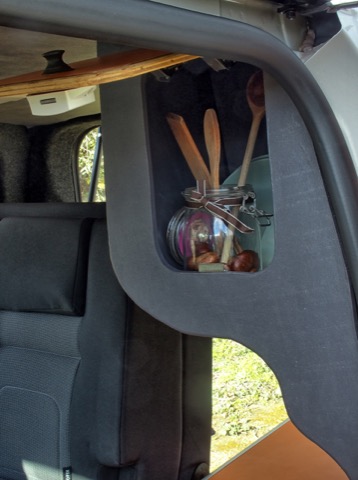 Rangement pour accessoires et vaisselle pour le repas accessible de l'intérieur comme de l'extérieur
