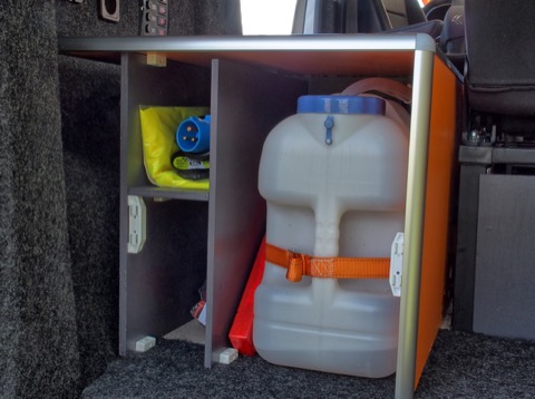 Rangement accessible par le hayon pour ranger tous les accessoires techniques
