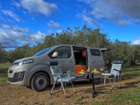 Table escamotable qui s'installe à l'extérieur comme à l'intérieur
