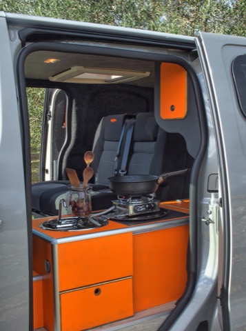 Cuisinez librement de l'extérieur du van, tout est à porter de mains Peinture métalisée, jantes alliage 17", poignées de portes et pare-chocs carrosserie
